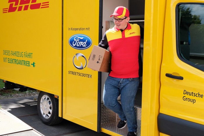 Elektromos Ford viszi a csomagokat Németországban 1