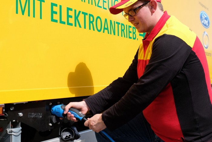 Elektromos Ford viszi a csomagokat Németországban 3