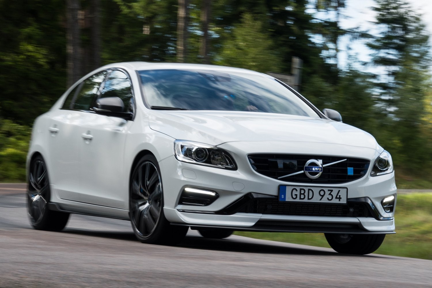 Karbon szorítja az útra a Volvo sportszedánját 15