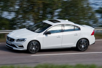 Karbon szorítja az útra a Volvo sportszedánját