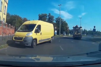 Szembe ment a forgalommal egy teherautó Budapesten, videó készült róla