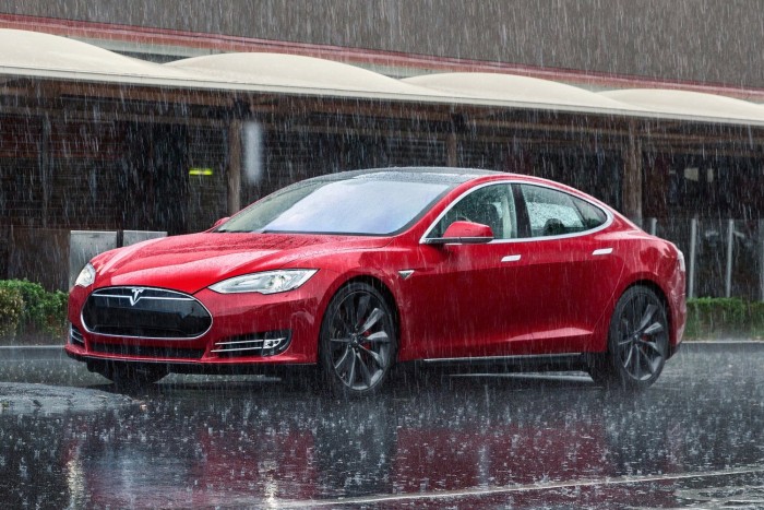 Segít menekülni a Tesla