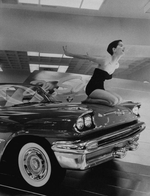 Lóerőkkel pózoló bikinis lányokkal búcsúzunk a fülledt nyártól 15