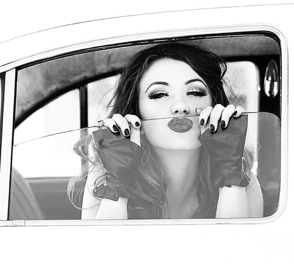 Csupa csinos hölgy alig ruhában, a háttérben autók 12