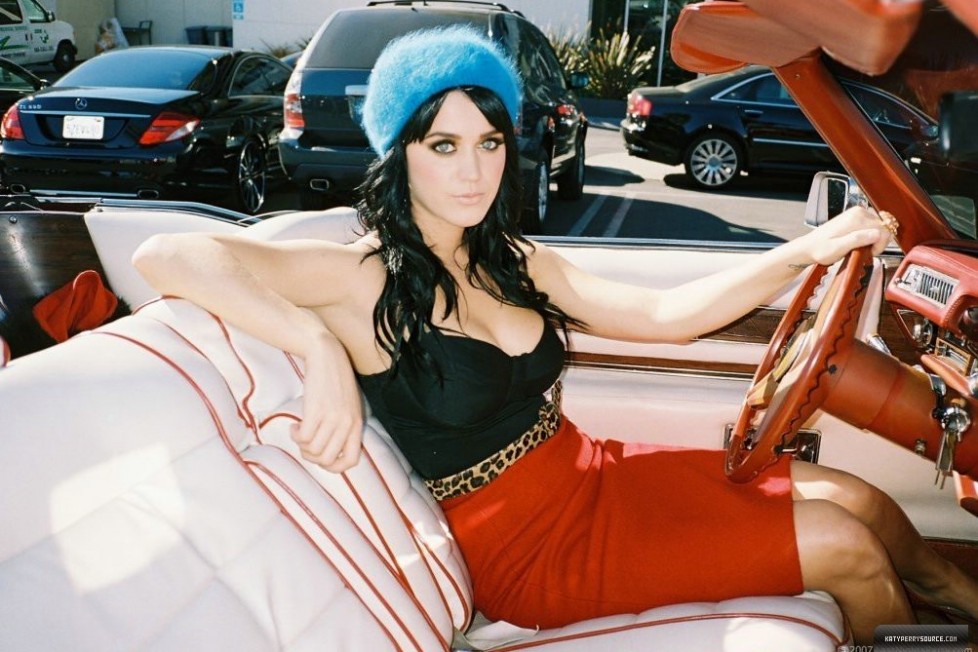 Csupa csinos hölgy alig ruhában, a háttérben autók 6