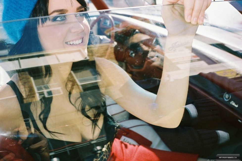 Csupa csinos hölgy alig ruhában, a háttérben autók 13