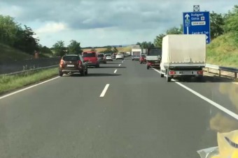 Videón a magyar példamutató autósok, így kell ezt