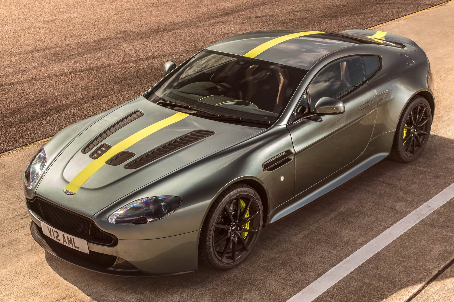 Már valóság az Aston Martin luxusjachtja 5