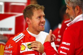 Vettel: A Mercedes fórban van, de nem aggódom