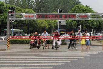 Soha nem látott akadály egy zebra előtt