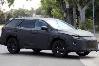 Világújdonság: jön a kényelmetlen Lexus!