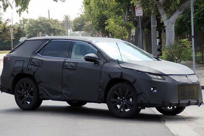 Világújdonság: jön a kényelmetlen Lexus!