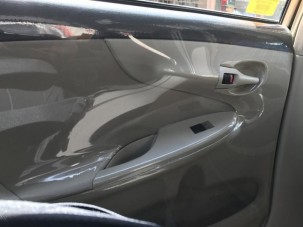 Az újautó-imádat szélsőséges példáját fotózták egy iraki taxiban