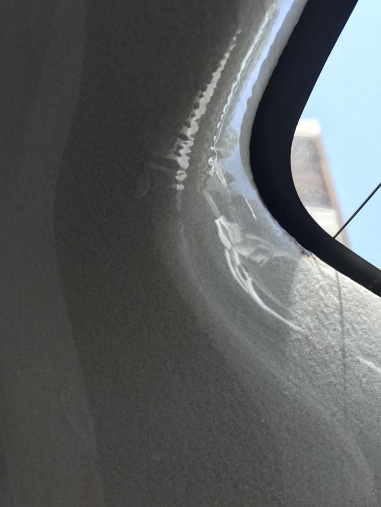 Az újautó-imádat szélsőséges példáját fotózták egy iraki taxiban 1