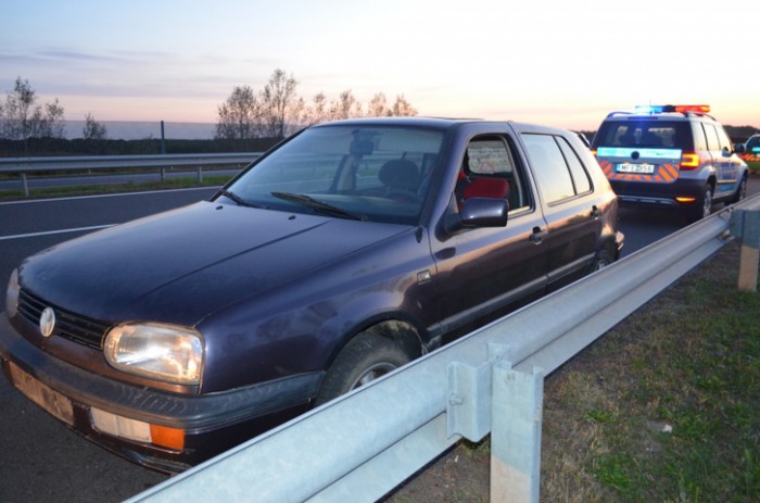 Forgalommal szemben tolták a lopott Golfot az M3-ason