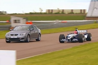 Amikor repülő küzd F1-es autó ellen