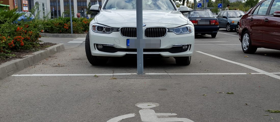 Több parkolóhelyet szeretnének a mozgássérültek