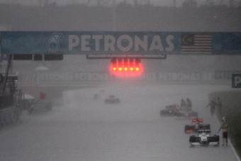 F1: Úsztak az autók, úszott a futam, Kimi nyalakodott - videó