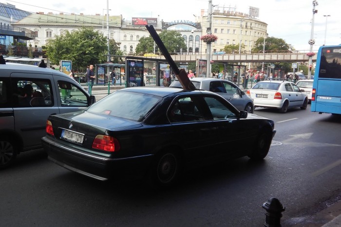 Így lesz luxusautóból teherautó