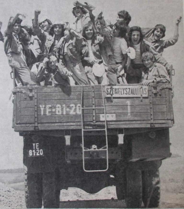 A nap képe: így mentek építőtáborba a fiatalok 1