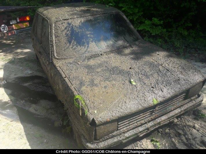 38 évet pihent egy tó fenekén, most bukkantak rá a lopott Peugeot-ra 6