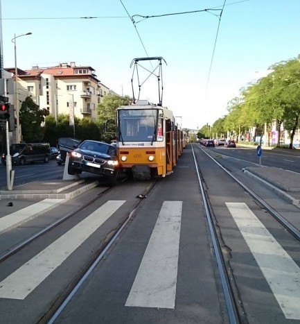 Érthetetlen hogy akadt össze a villamossal ez az autó Budapesten