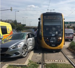 Villamossal ütközött egy autó Budapesten - fotó