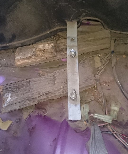 Szomorú döbbenet: tűzifával javították a szétrohadt Suzukit 2