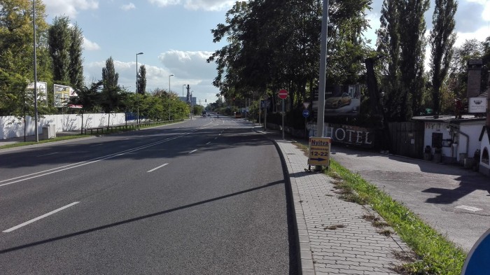 Minden autós szabályt szeg a Váci úton, és nem is tudnak róla