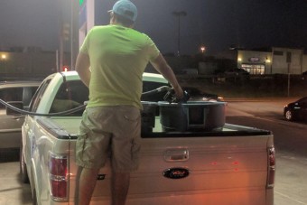 A pánik szülte emberi hülyeséget fotózták egy texasi benzinkúton