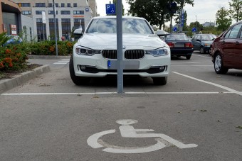 Több parkolóhelyet szeretnének a mozgássérültek