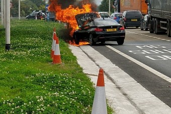 Vásárlás után borult lángba a BMW