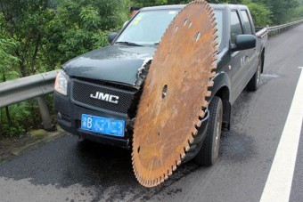 Amikor egy acéltárcsa vágódik az autóba, ott megugrik a vérnyomás