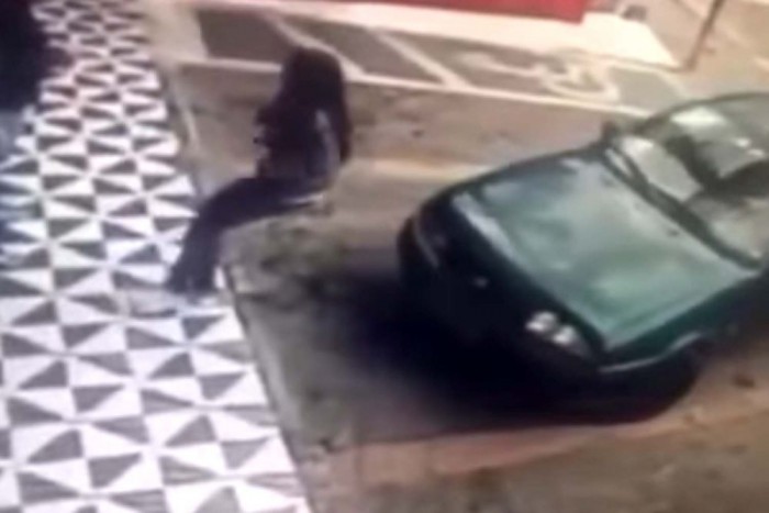 Utálod, ha nekidőlnek az autódnak? Ez a te videód!