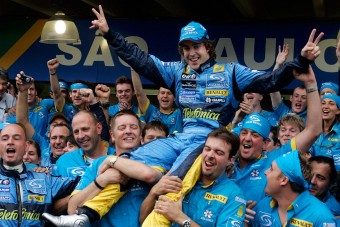 F1: Alonso megverte Schumit, történelmet írt - videó