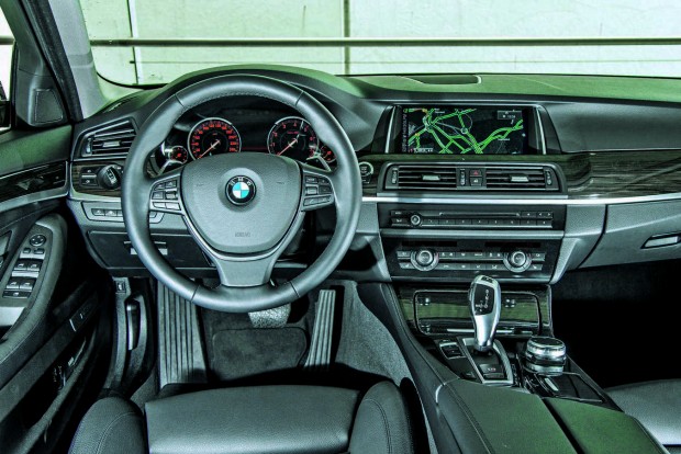 Škoda a BMW és Merci ellen? 2 A bőr a Luxury kivitelben széria, kezelése ösztönös, nincs túlkomplikálva