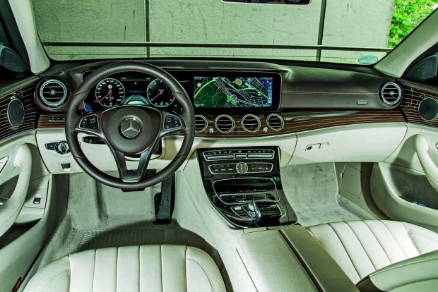 Škoda a BMW és Merci ellen? 4 Az igen kényelmes E-osztály összetett vezérlőpultja fejlett intelligenciáról árulkodik. Nem mindenki találja ízlésesnek a kőrisfa fabetétet, az Exkluzív belső csomag felára 1 000 760 forint