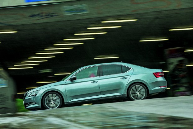 Škoda a BMW és Merci ellen? 5 A mezőnyben rakoncátlan lázadónak számít a Superb. 220 lóerejével az összehasonlítás legerősebbje. Úgy is viselkedik! Az egyben felemelkedő csomagtérajtó alatt 625 literes poggyásztér bújik meg
