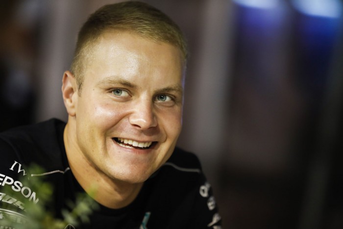 F1: Bottas meghámozta az új bukót – videó