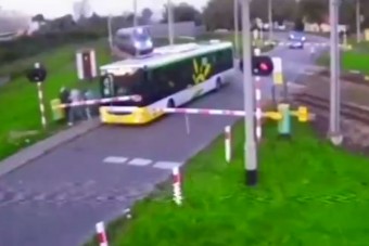 Mit művelt ez a buszos a vasúti átjáróban?!