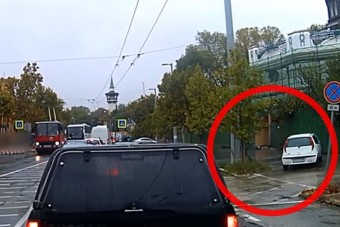 Járdán előzte a sort a bunkó pesti autós