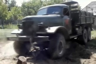 Hiánypótló videócsokor autók és fák küzdelméről