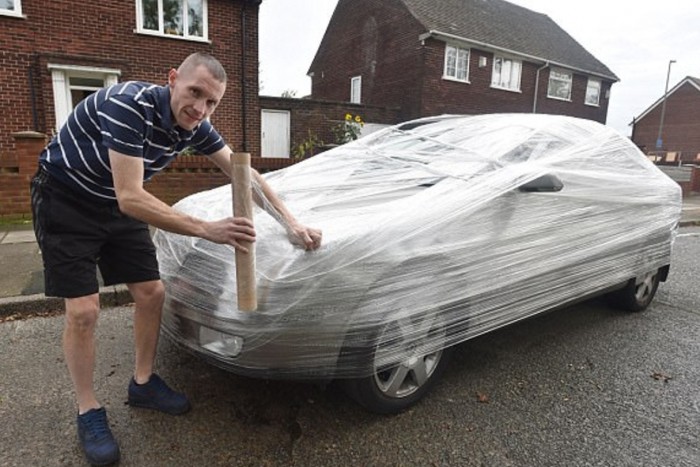 Elege lett a háza előtt parkoló autókból, ezért becsomagolja őket