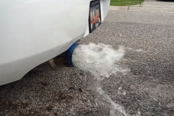 Ömlik a víz az áradást túlélő Subaru kipufogójából