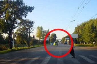 Gyorsan büntette a sors a szabálytalan autóst