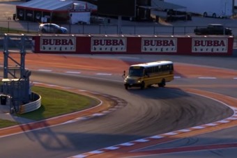 Hogyan került iskolabusz a versenypályára? 