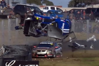 Brutális baleset az ausztrál V8-asok futamán