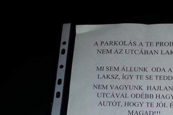 Ideges üzenet landolt egy pesti autós szélvédőjén