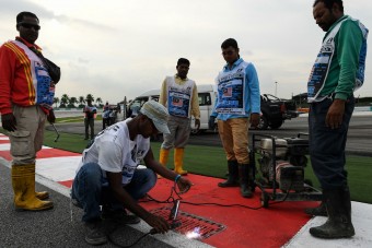 F1: Szombatra körbehegesztik a pályát