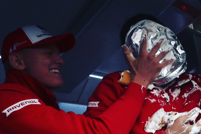 F1: A kis Schumi tortát nyomott a főnöke arcába – videó